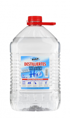Destiliertes Wasser entminiralisiert in der 5 Liter Kanne